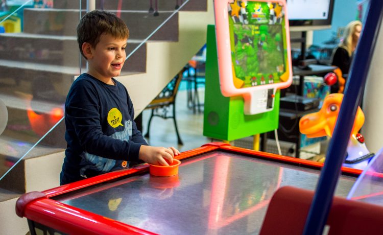 Air Hockey , stolný fotbal