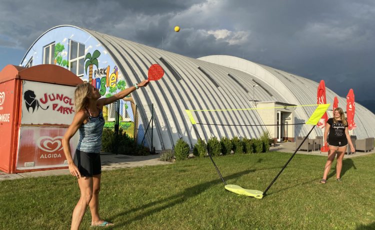 Ihrisko na fotbal , badminton, soft tenis.